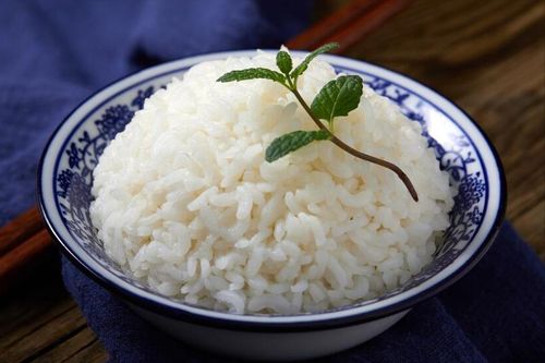 煮米饭,只用清水是外行,饭店大厨 多放2样,松软饱满喷喷香